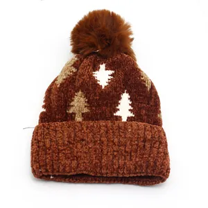 Winter-Strickmütze mit Weihnachtsbaum-Jacquard und großem Kunstfell-Bommel in Karamel