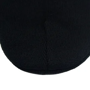 Gros plan sur le bonnet en tricot noir One Piece Luffy avec détails de couture précis