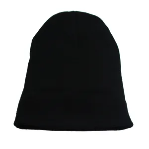 Bonnet en maille noire classique pour l'hiver avec un design côtelé minimaliste