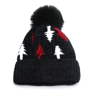 Gestrickte Wintermütze mit Weihnachtsbaummuster und flauschigem schwarzem Kunstfellbommel