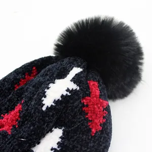 Winter-Strickmütze mit Weihnachtsbaum-Jacquard-Muster und großem Kunstpelz-Bommel