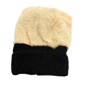 Detail der Wintermütze mit beigem Kunstfell-Oberteil und schwarzem Rippstrick-Bündchen