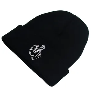 Schwarze Strickmütze mit weißem Totenkopf-Stickdesign für Outdoor-Winterwärme