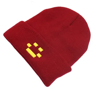 Bonnet en tricot rouge foncé avec broderie géométrique jaune pour l'hiver en extérieur