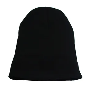 Bonnet en maille côtelée noire minimaliste pour la chaleur hivernale en extérieur