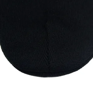 Gros plan d'un bonnet en maille noire montrant les détails de couture et de texture fine