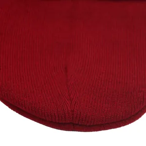 Bonnet en maille rouge foncé avec texture côtelée et coutures de précision