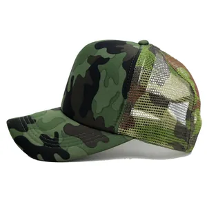 Cappello trucker mimetico verde giungla con rete traspirante posteriore e visiera a curva