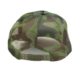Cappellino trucker mimetico classico con rete traspirante e chiusura snapback regolabile