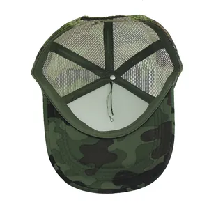 Cappello trucker mimetico verde con retro in rete traspirante e design regolabile