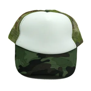 Dettaglio del cappello trucker con fronte bianca, visiera camouflage e rete traspirante
