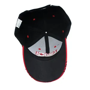 Vista interna del cappello Canada nero con tessuto acrilico e profili rossi vivaci