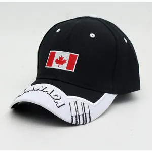 Dettaglio del ricamo bandiera canadese e scritta CANADA bianca su visiera di cappello