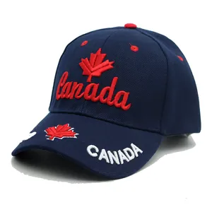 Dettaglio del ricamo della foglia d'acero canadese su cappello in cotone blu scuro