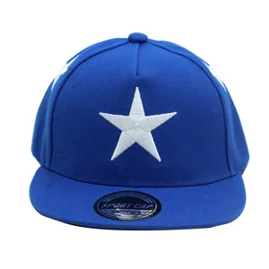 Detalle del bordado de estrella blanca en una gorra snapback azul de visera plana