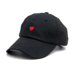 Casquette de baseball en coton noir avec broderie cœur rouge et visière incurvée
