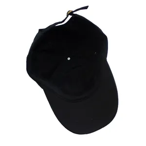 Casquette de baseball en coton noir classique avec boucle métallique sur fond blanc