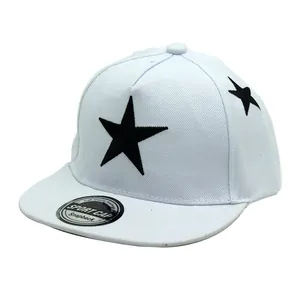 Detalle de gorra snapback blanca con bordado de estrella negra y pegatina de sport cap
