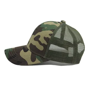 Dettaglio del cappellino mimetico con motivo jungle e rete verde traspirante sul retro
