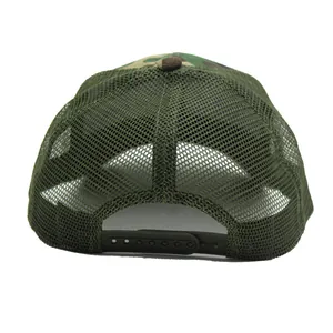 Dettaglio del retro a rete del cappello trucker camo e chiusura snapback regolabile
