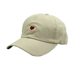 Vue détaillée de la casquette de baseball en coton beige avec petit cœur brodé