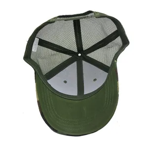Dettaglio del cappello trucker camo verde con etichetta di lavaggio in poliestere