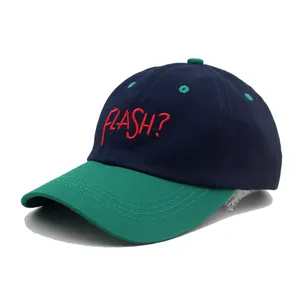 Marineblaue und grüne Baseballkappe mit roter Flash-Stickerei in 45-Grad-Ansicht