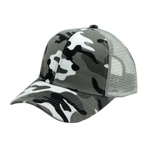 Dettaglio del cappello trucker mimetico con rete grigia e cuciture traspiranti