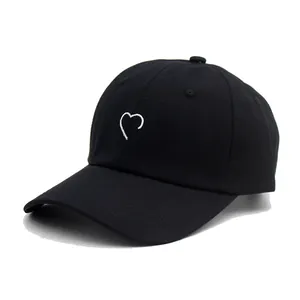 Casquette de baseball en coton noir pour femmes avec broderie cœur blanc et sangle réglable