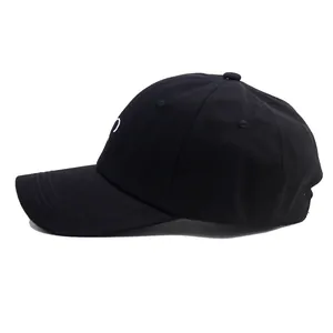 Casquette de baseball noire avec broderie cœur blanc vue de côté sur fond blanc
