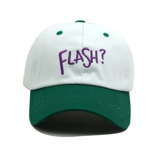 Vorderansicht einer weiß-grünen Baseballkappe mit lila FLASH? Stickerei auf der Front