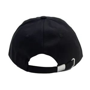 Vue arrière de la casquette de baseball noire en coton avec boucle réglable en métal argenté