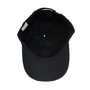 Vue intérieure de la casquette de baseball noire en coton avec doublure en mesh respirant