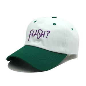 Detail der weiß-grünen Baseballkappe mit lila FLASH Stickerei und Baumwolltextur