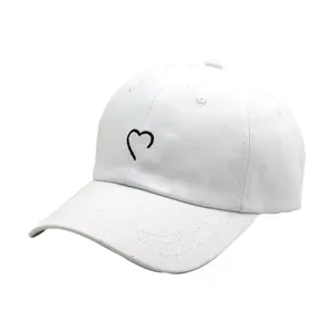 Détail d'une casquette en coton avec broderie cœur et œillets de ventilation