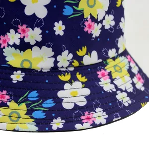 Chapeau bob bleu marine à imprimé floral coloré avec coutures de bordure renforcées