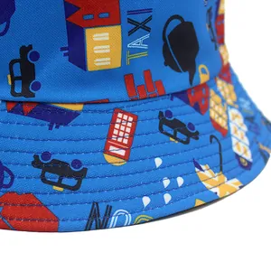 Blauer Wende-Anglerhut mit Cartoon-London-Motiven und verstärkten Nähten am Rand
