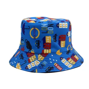 Detailansicht des blauen Fischerhuts mit London-Motiven und roten Telefonzellen-Prints