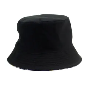 Chapeau bob réversible avec motifs floraux colorés et tissu en toile noire pour le soleil