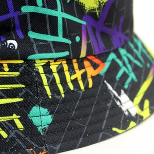 Modischer schwarzer Fischerhut mit bunten Graffiti-Buchstaben und Streetstyle-Details