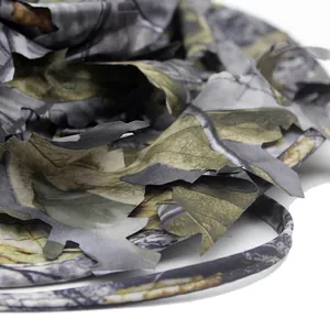 Vue détaillée du tissu camouflage à feuilles 3D pour chapeau brousse tactique