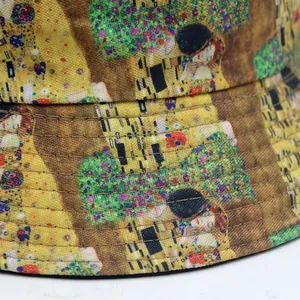 Detail van de Gustav Klimt De Kus print op vissershoed met versterkte stiksels