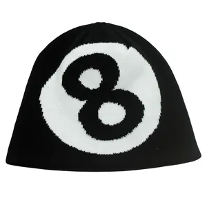 Bonnet en tricot noir avec motif jacquard boule numéro 8 blanc pour l'hiver et outdoor