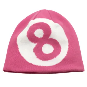 Détail du bonnet en tricot rose Y2K avec motif de boule de billard numéro 8 blanc