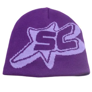 Dettaglio della trama a maglia e motivo jacquard viola con lettere SC su questo berretto