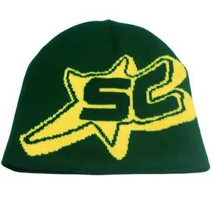 Dettaglio del berretto in maglia verde scuro con stella gialla e jacquard di lettere SC