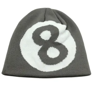 Gros plan du bonnet gris en maille présentant un motif jacquard boule 8 texturé de qualité