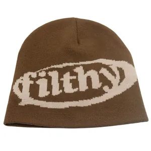 Detailopname van filthy jacquard belettering op de donkerbruine gebreide muts