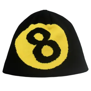 Bonnet noir en maille Y2K avec logo 8-ball jaune pour un style streetwear et chaud