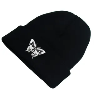 Gorro de punto negro con bordado de mariposa y calavera estilo urbano streetwear